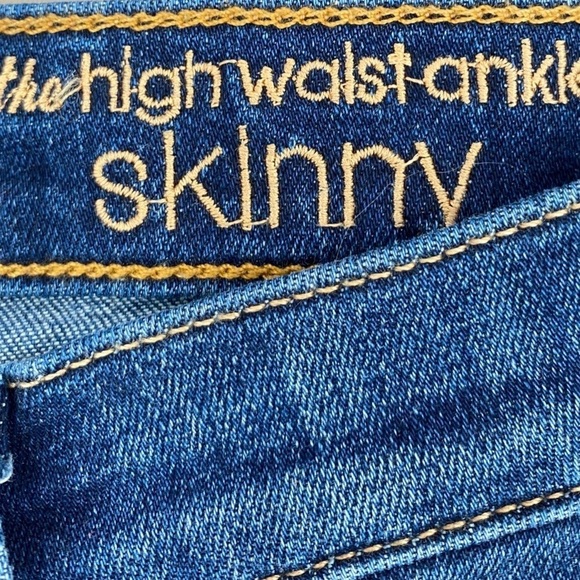 7 for All Mankind High Rise Shark Bite Ankle Jean Size 30 - Picture 2 of 10